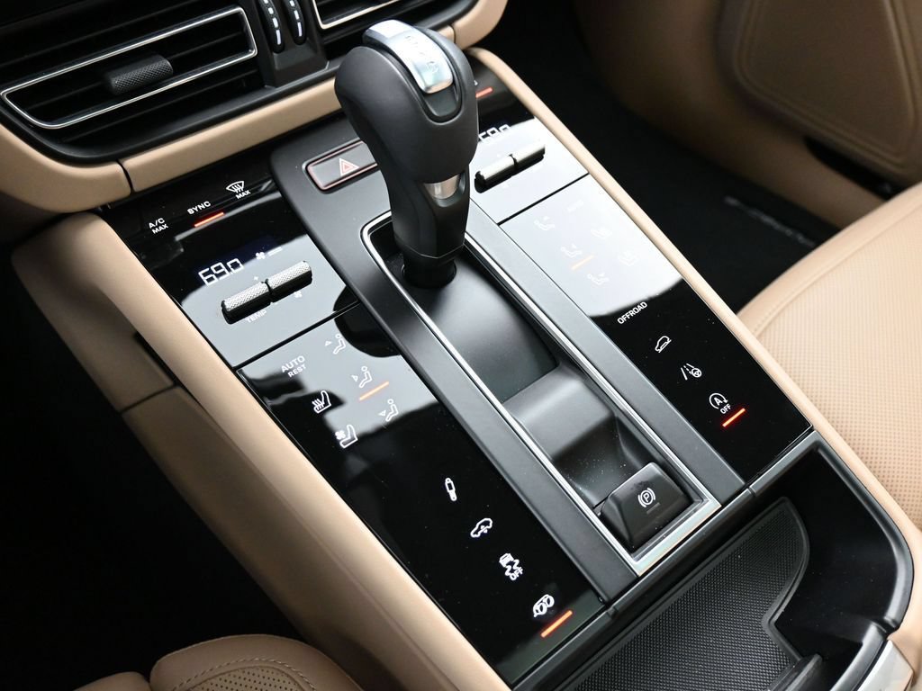 Certified 2025 Porsche Macan GTS AWD/4WD image 13