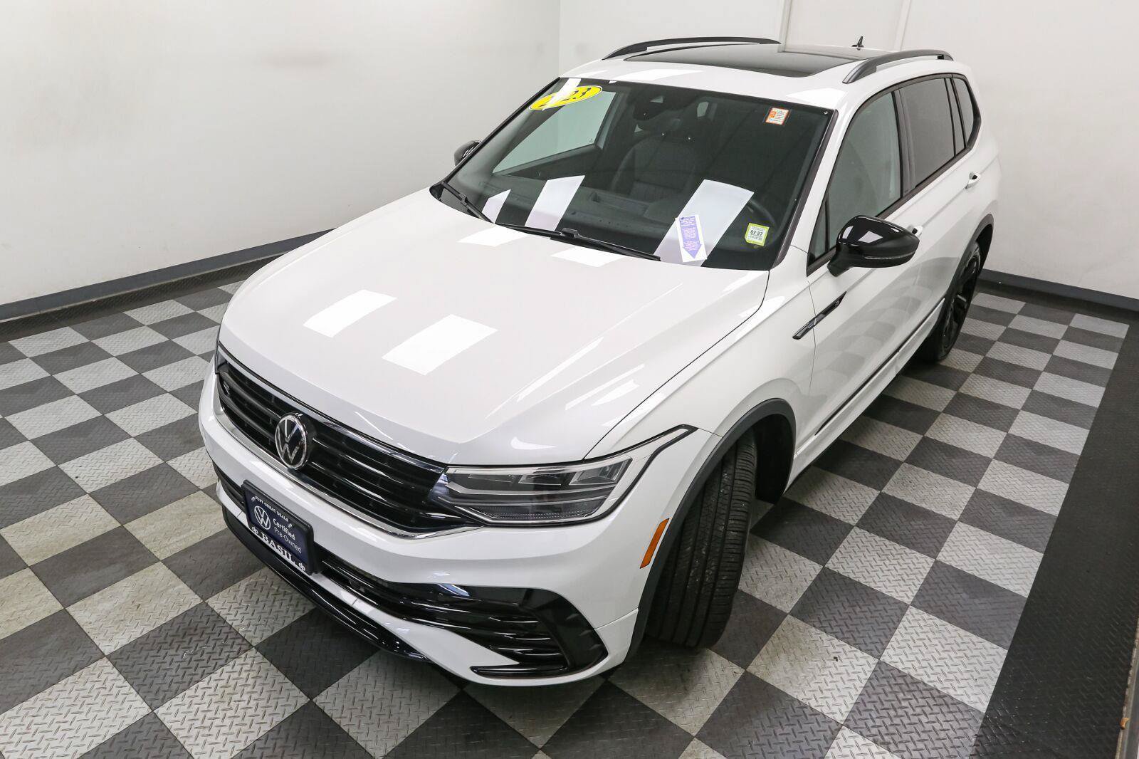 Certified 2023 Volkswagen Tiguan SE R-Line AWD/4WD image 7