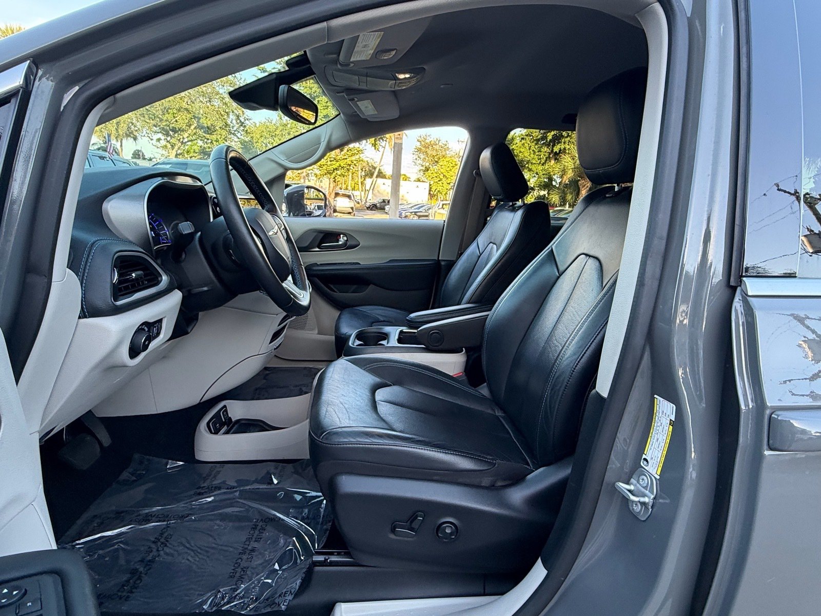 Used 2021 Chrysler Pacifica Touring-L FWD image 9