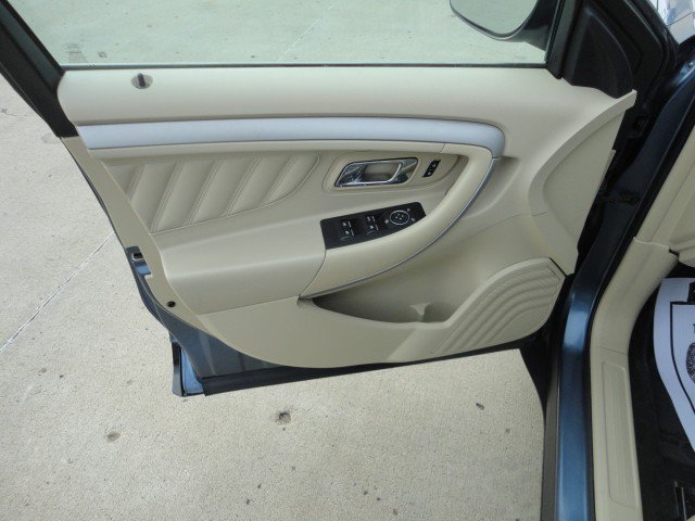 Used 2018 Ford Taurus SE image 3