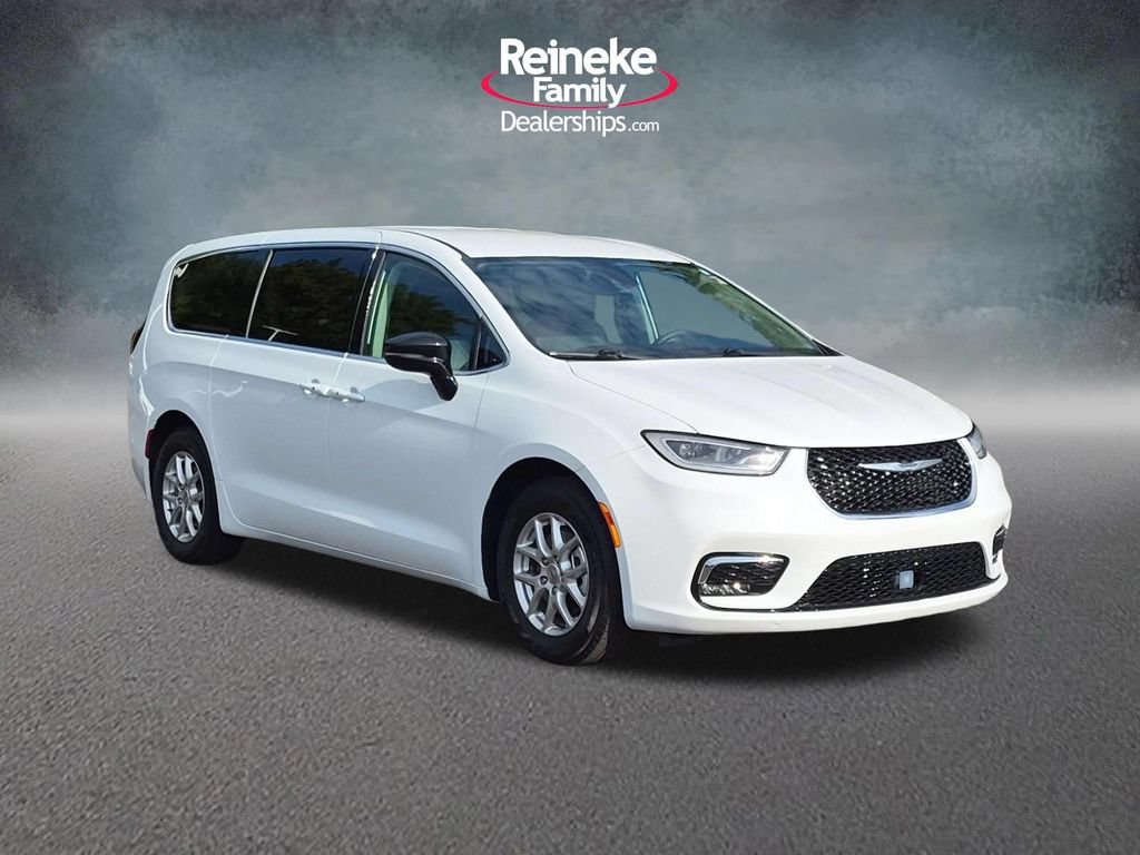 Used 2024 Chrysler Pacifica Touring-L FWD image 3