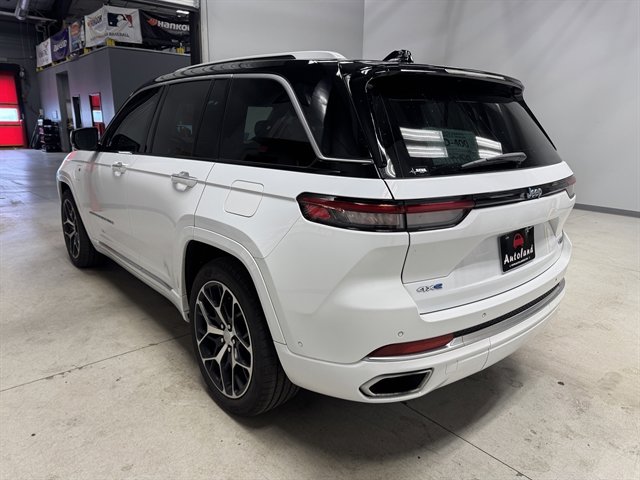 Used 2022 Jeep Grand Cherokee Summit AWD/4WD image 5