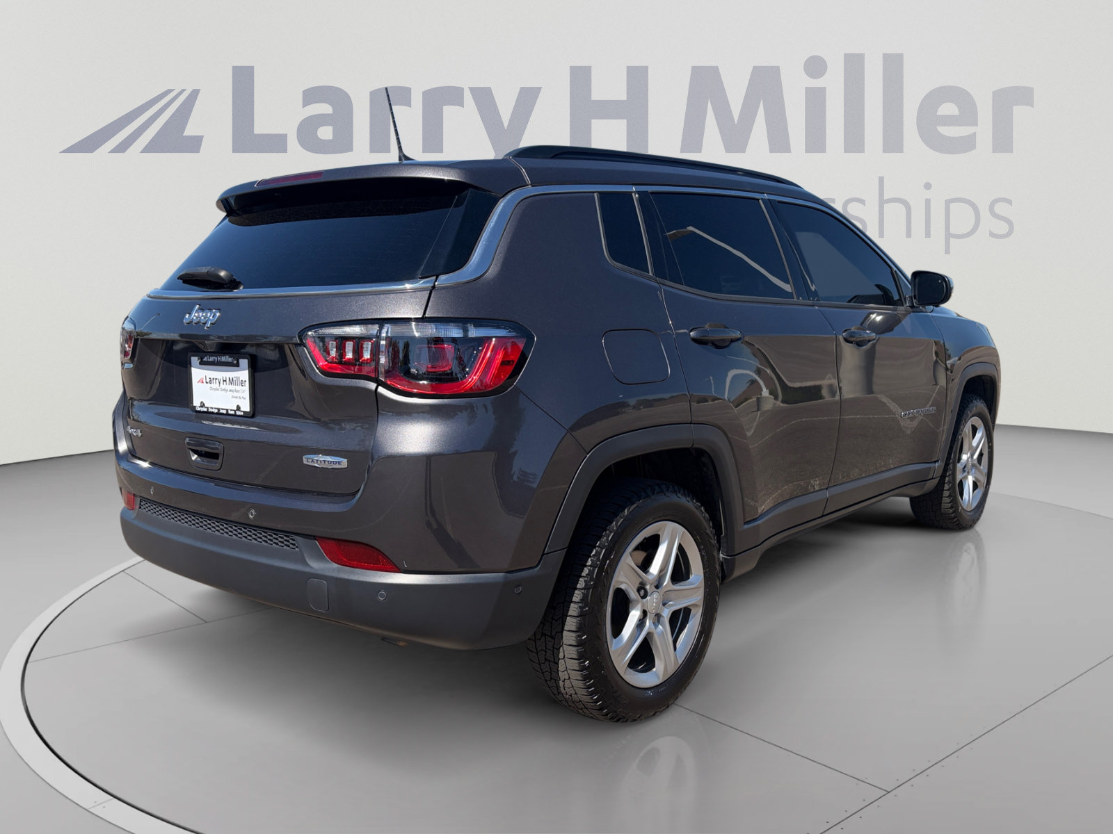 Used 2023 Jeep Compass Latitude w/ Sun and Sound Group AWD/4WD image 6