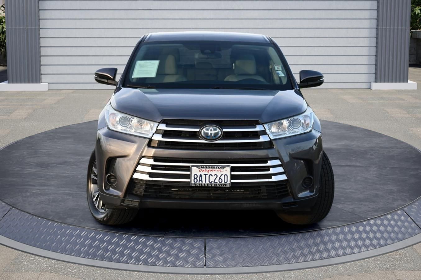 Used 2017 Toyota Highlander LE image 2