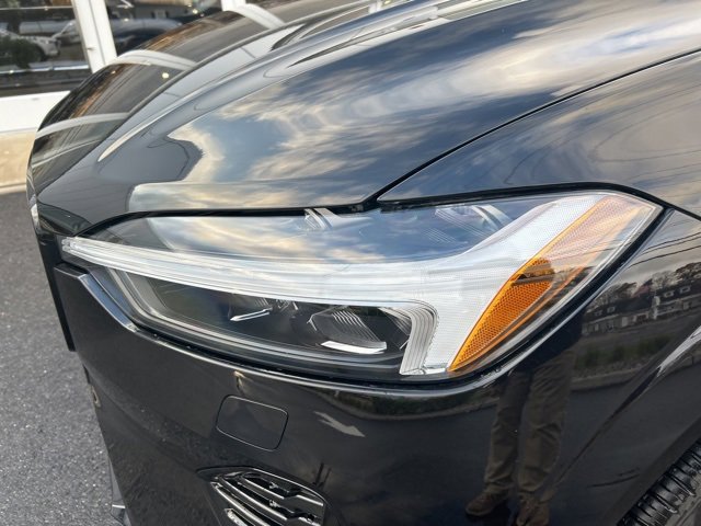 Certified 2025 Volvo XC60 B5 Core image 8