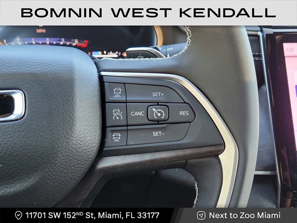 Used 2025 Jeep Grand Cherokee Limited w/ Black Appearance Package image 15