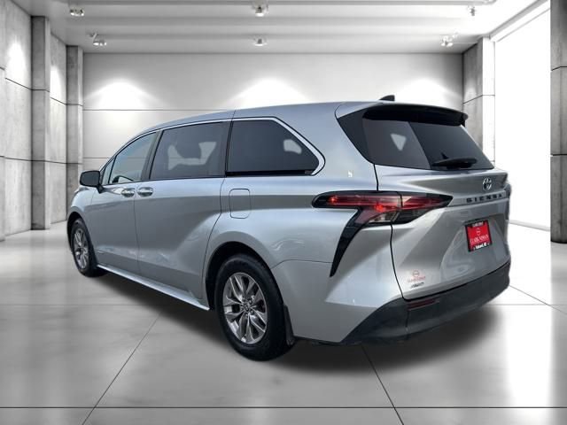 Used 2021 Toyota Sienna XLE image 5