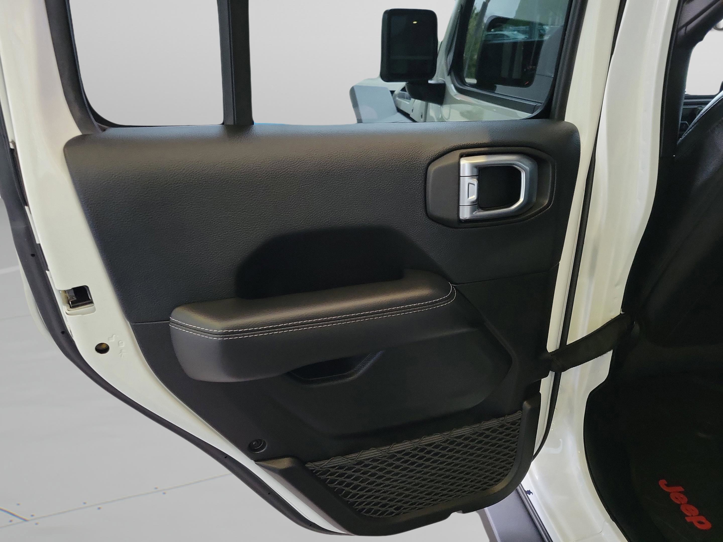 Used 2018 Jeep Wrangler Unlimited Sahara image 26