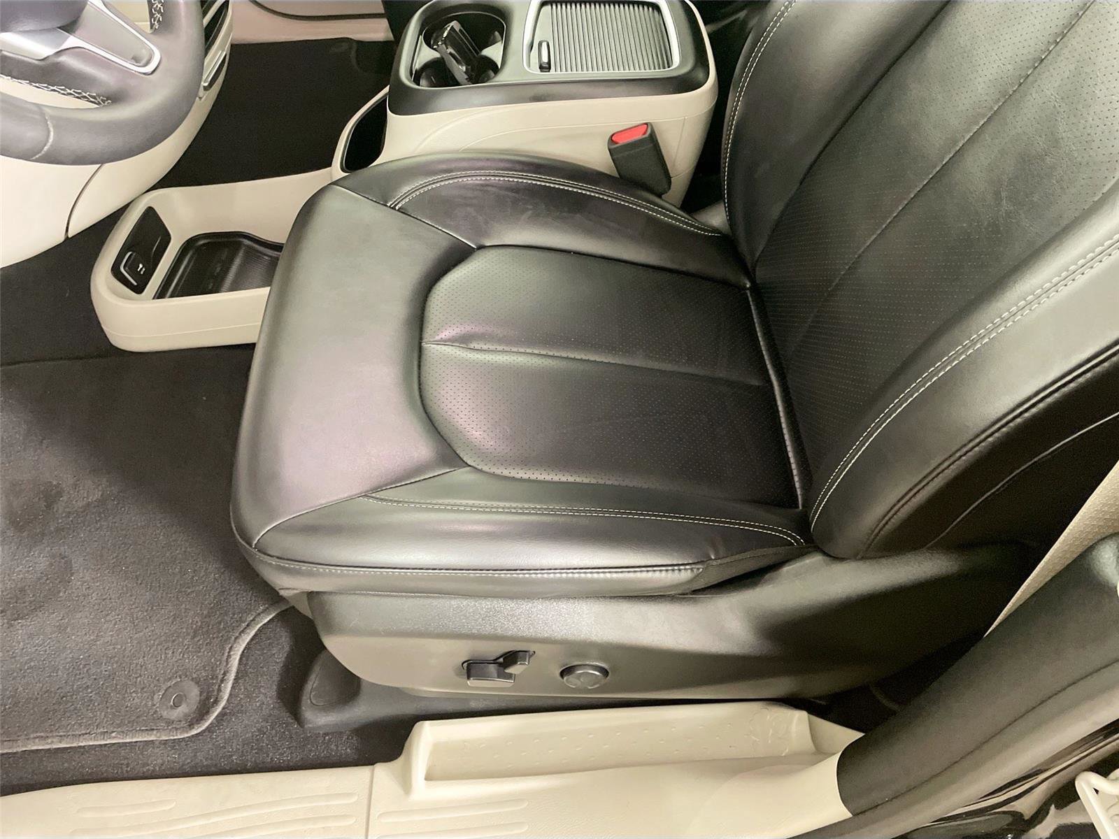 Used 2024 Chrysler Pacifica Touring-L image 19