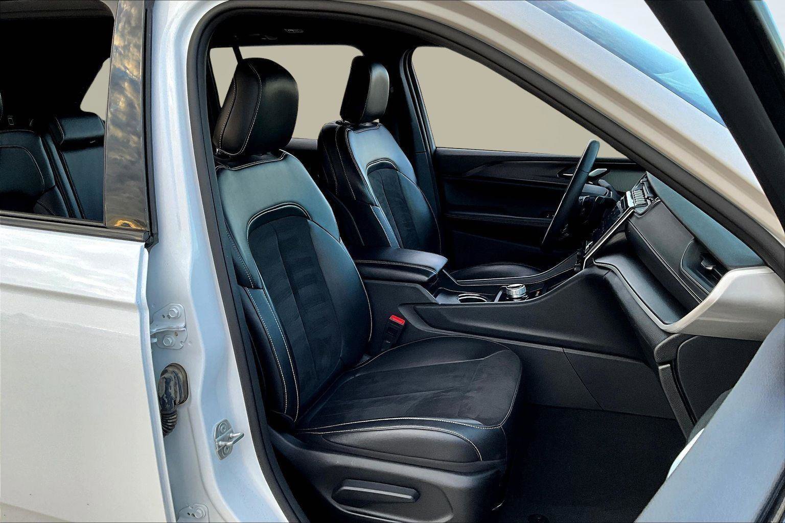 Used 2023 Jeep Grand Cherokee Altitude image 7