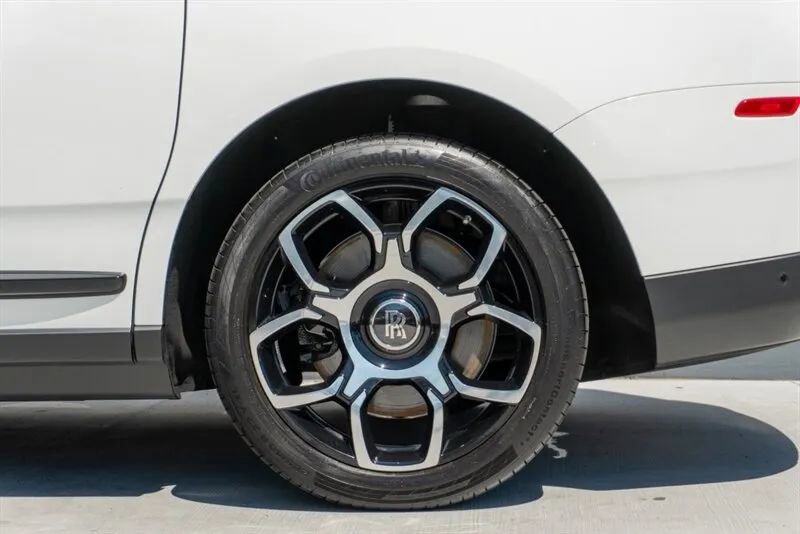 Used 2024 Rolls-Royce Cullinan Black Badge image 36