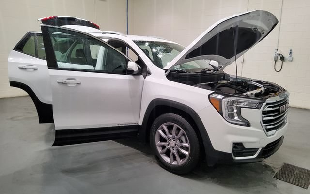 Used 2024 GMC Terrain SLT AWD/4WD image 14