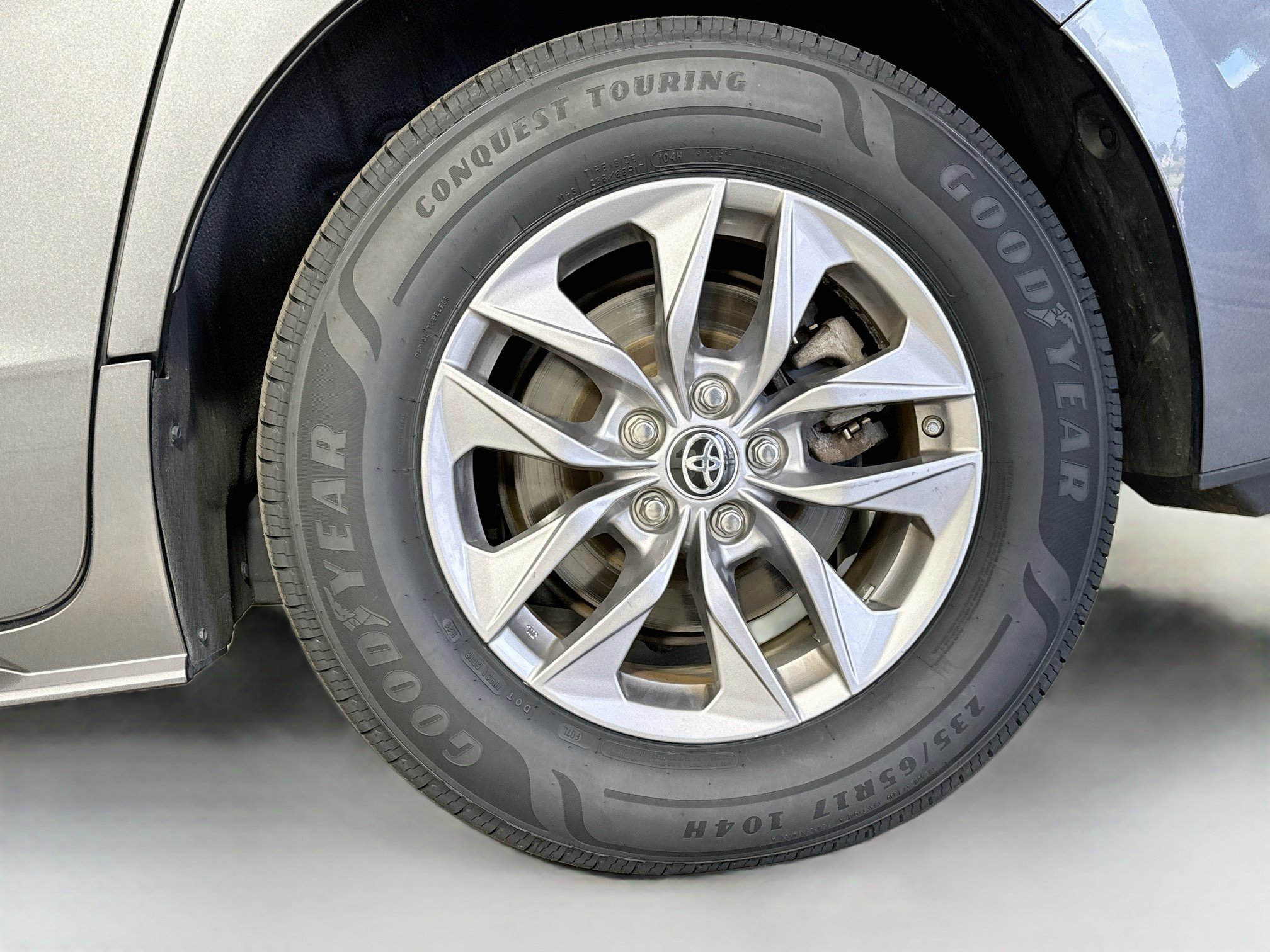 Certified 2025 Toyota Sienna LE FWD image 31