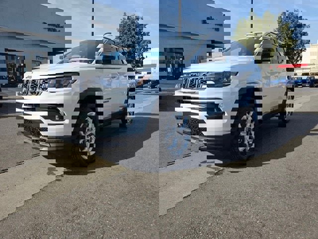 New 2026 Jeep Compass Latitude image 3