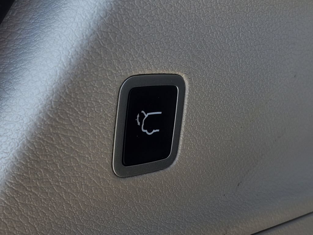 Used 2022 Chrysler Pacifica Limited AWD/4WD image 32