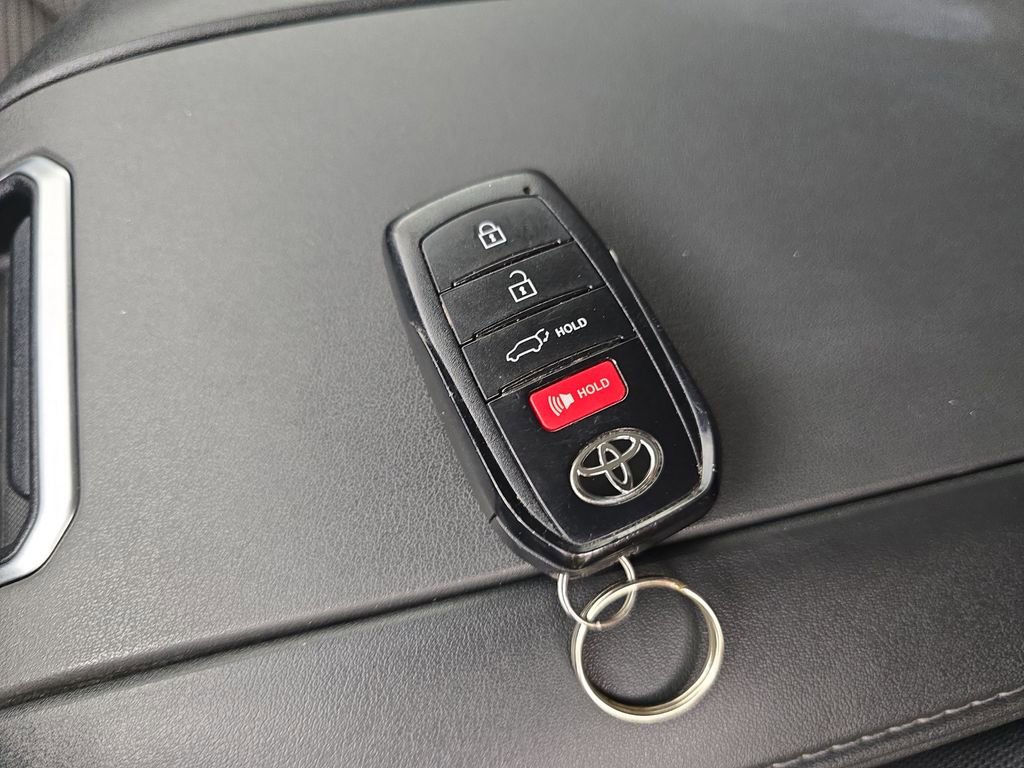Used 2024 Toyota Highlander LE image 29