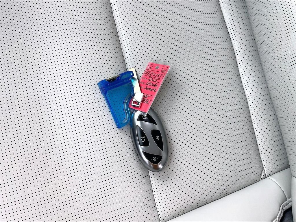 Used 2025 Hyundai Santa Fe Calligraphy AWD/4WD image 32