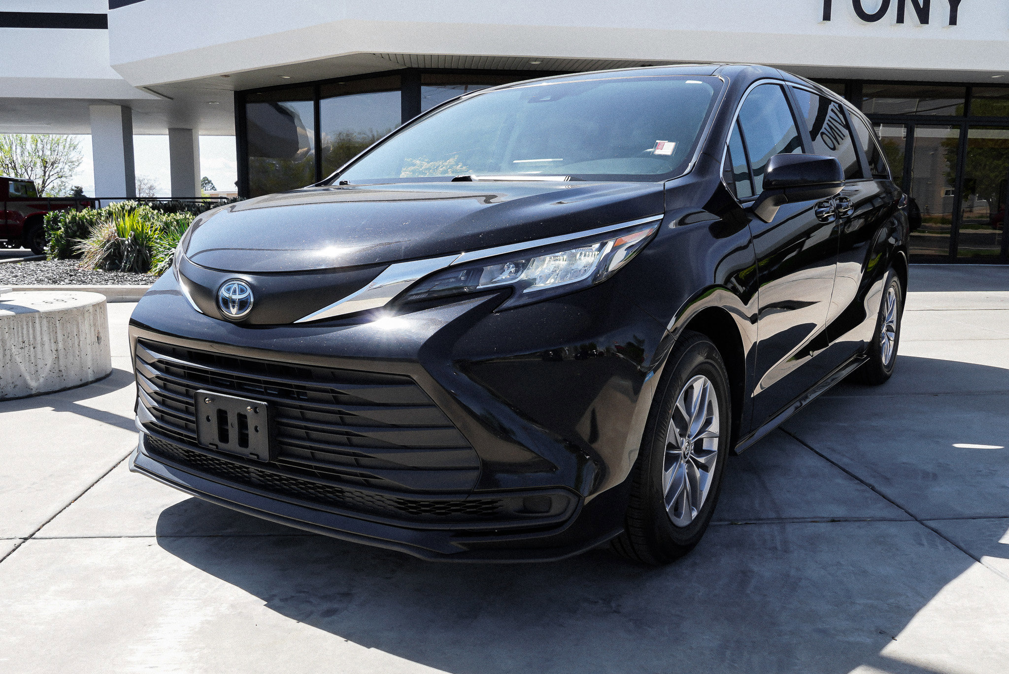 Used 2023 Toyota Sienna LE image 4
