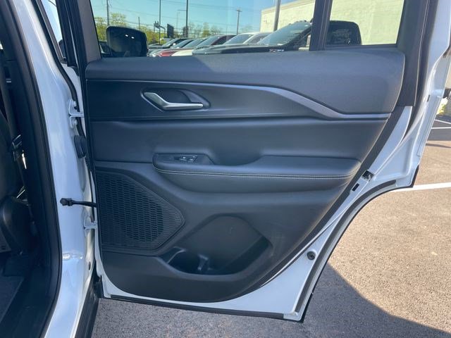 Used 2023 Jeep Grand Cherokee Altitude AWD/4WD image 19