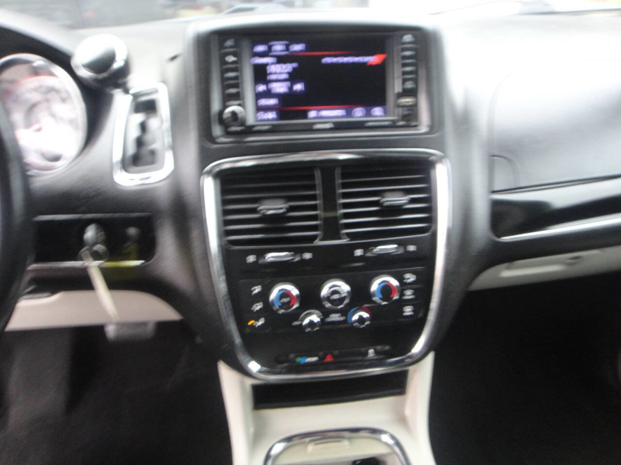 Used 2018 Dodge Grand Caravan SXT image 8