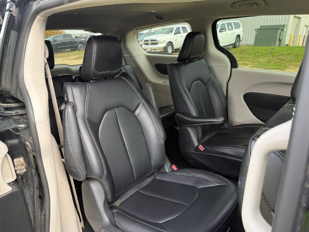 Used 2024 Chrysler Pacifica Limited FWD image 39