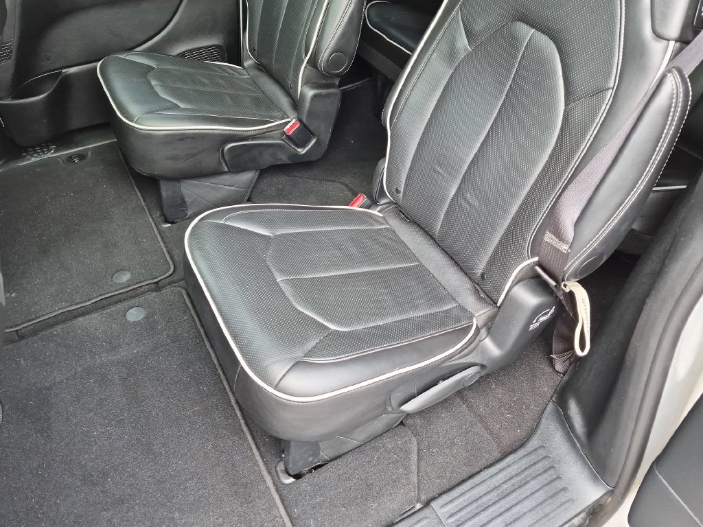 Used 2025 Chrysler Pacifica Limited FWD image 24