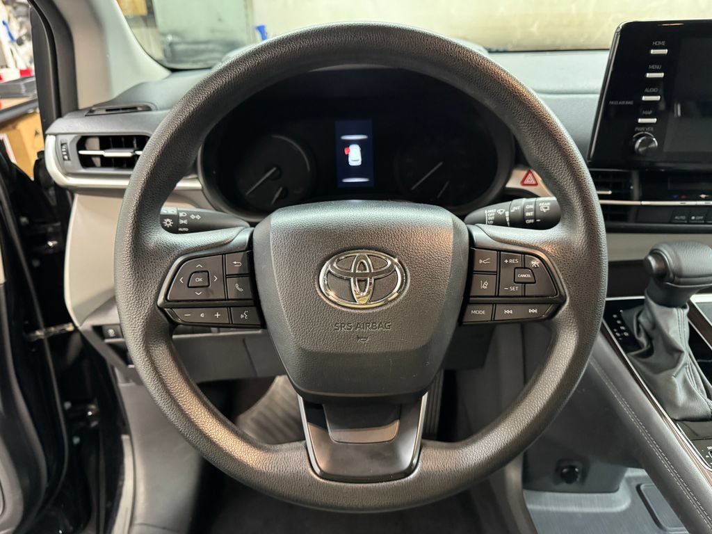 Used 2024 Toyota Sienna LE AWD/4WD image 18