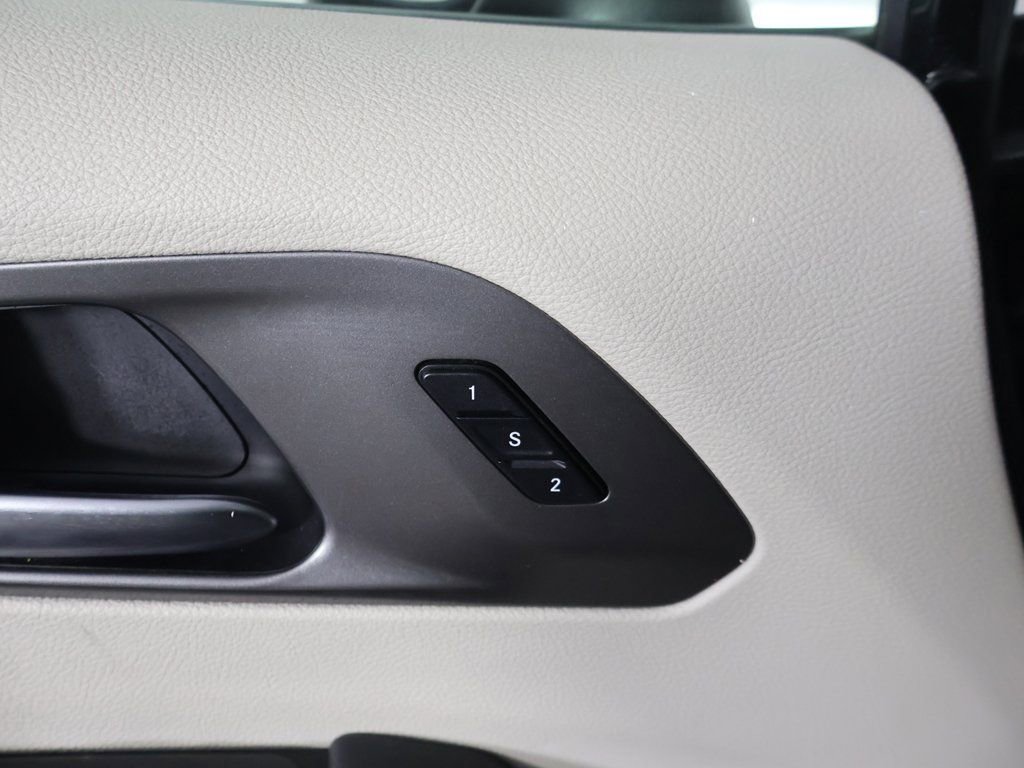 Used 2023 Chrysler Pacifica Touring-L image 35
