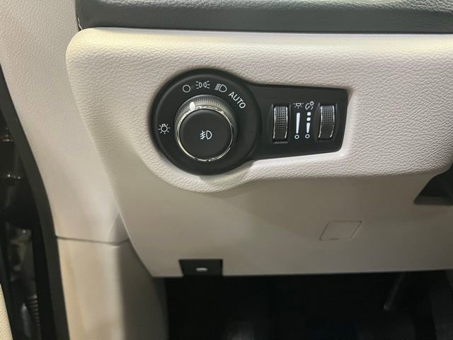 Used 2024 Chrysler Pacifica Touring-L image 14