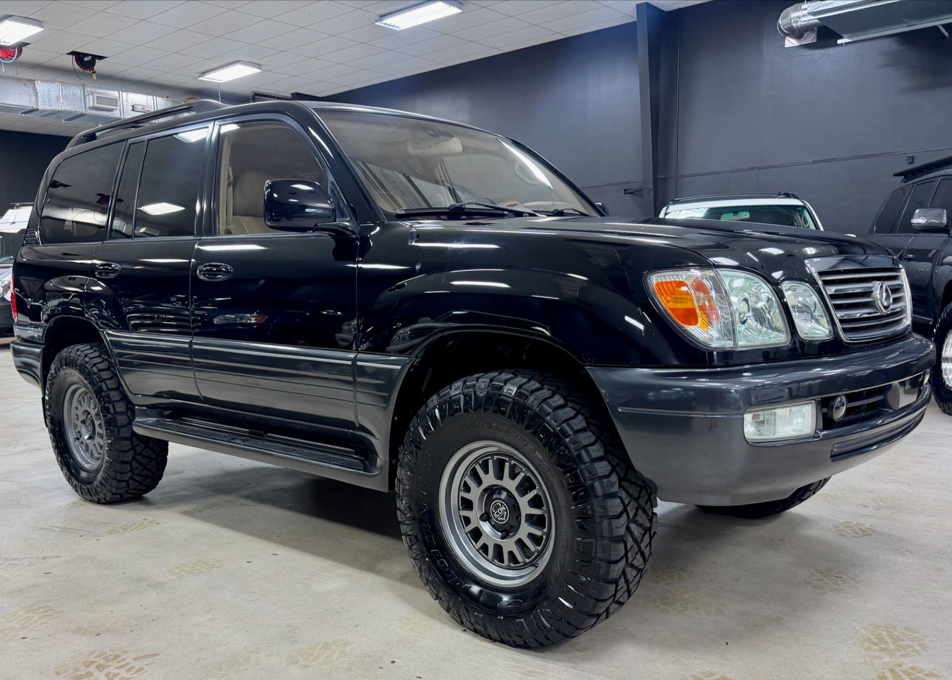 Used 2003 Lexus LX 470 4WD image 2
