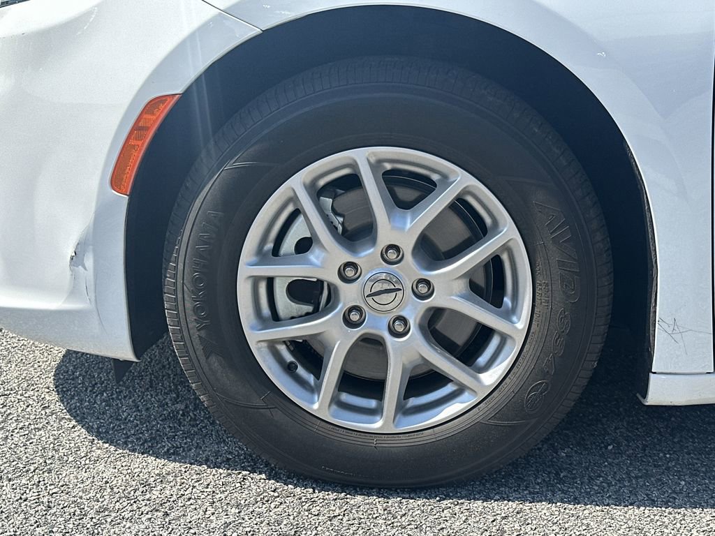 Used 2023 Chrysler Pacifica Touring-L FWD image 11