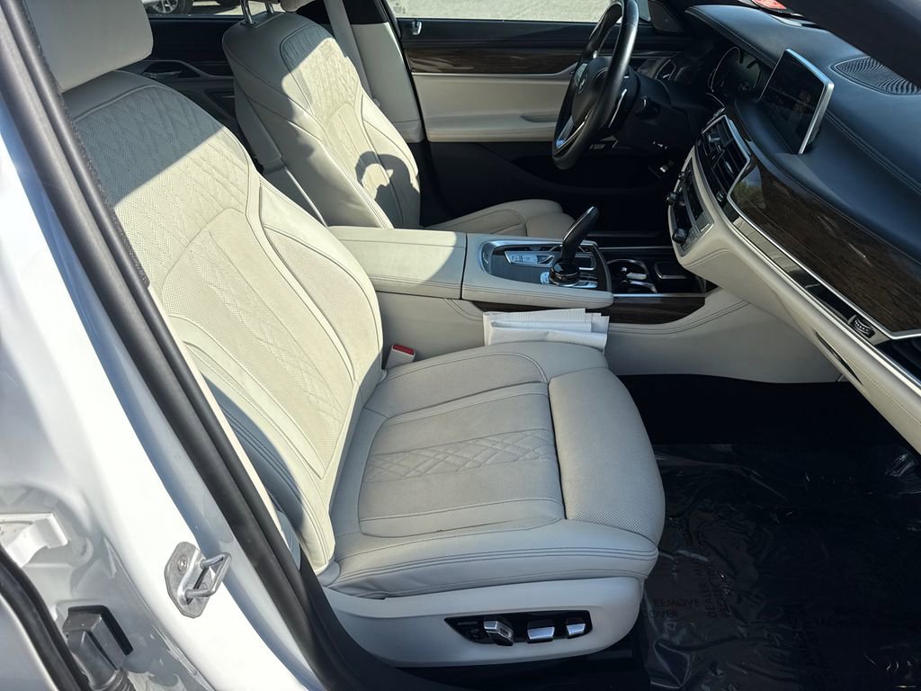 Used 2018 BMW 750i image 13