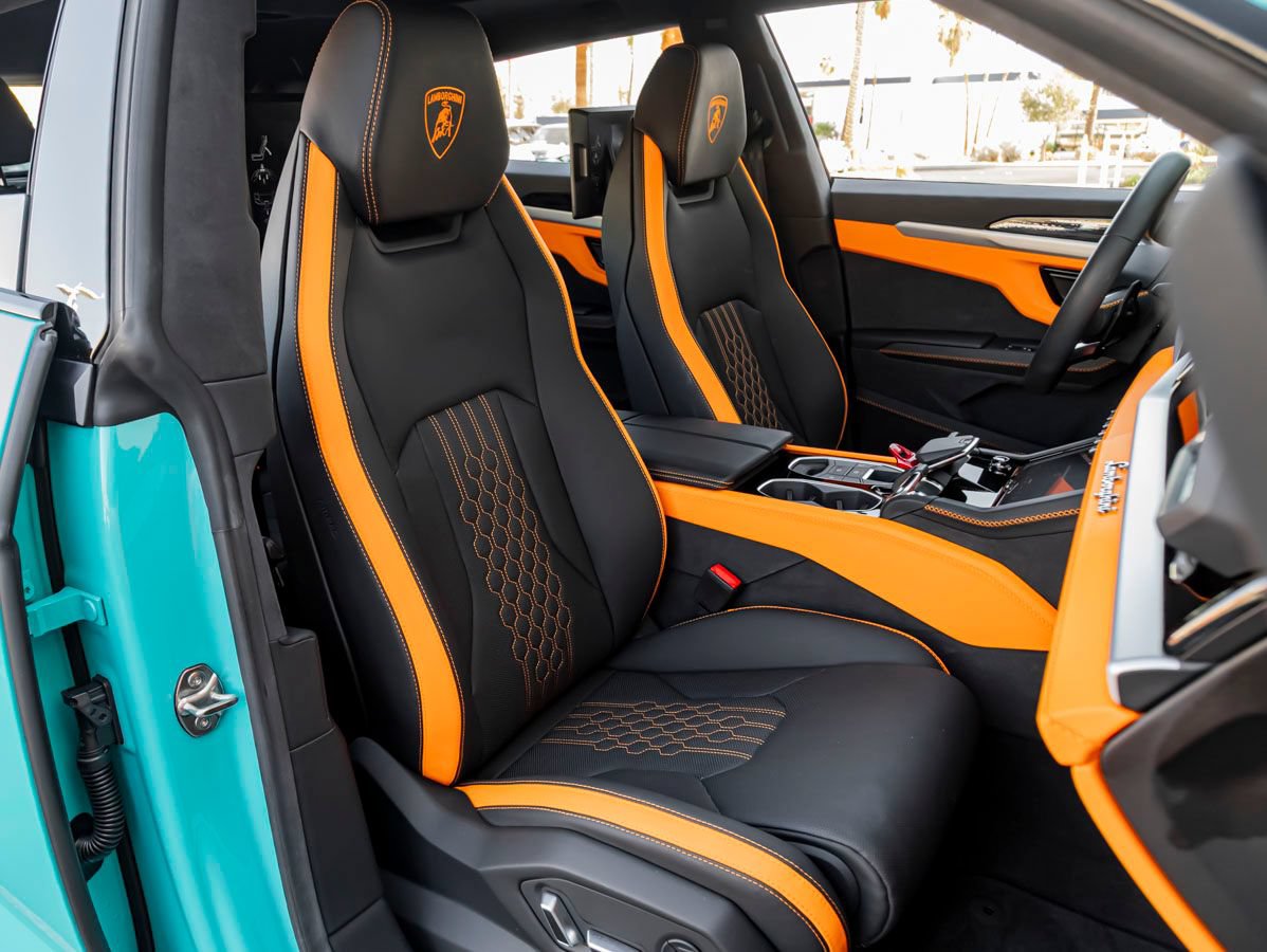 Used 2025 Lamborghini Urus SE AWD/4WD image 34