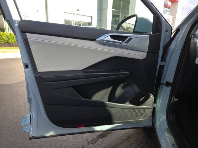 Used 2025 Volkswagen Taos SE AWD/4WD image 10