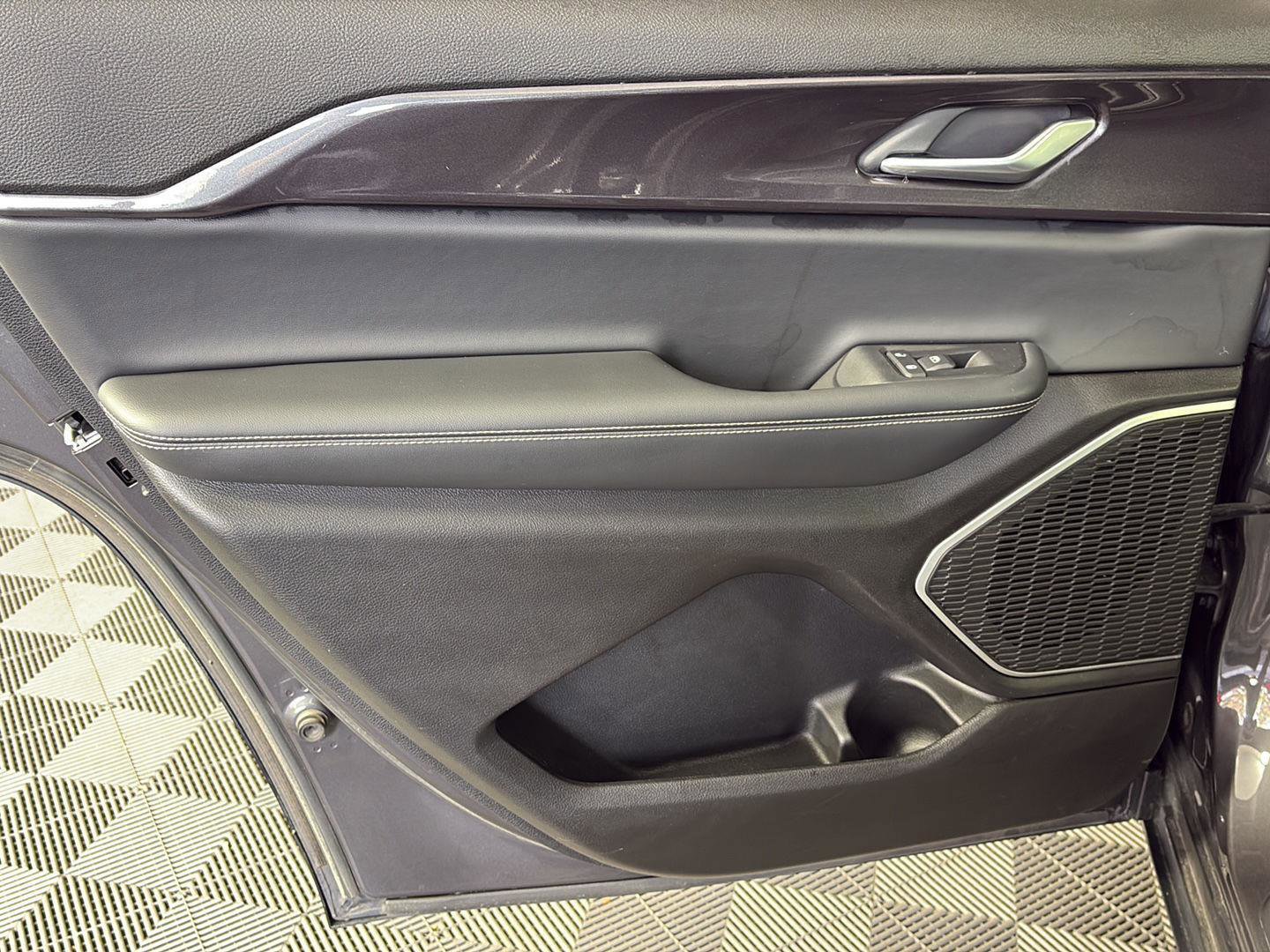 Used 2022 Jeep Grand Cherokee L Laredo image 23