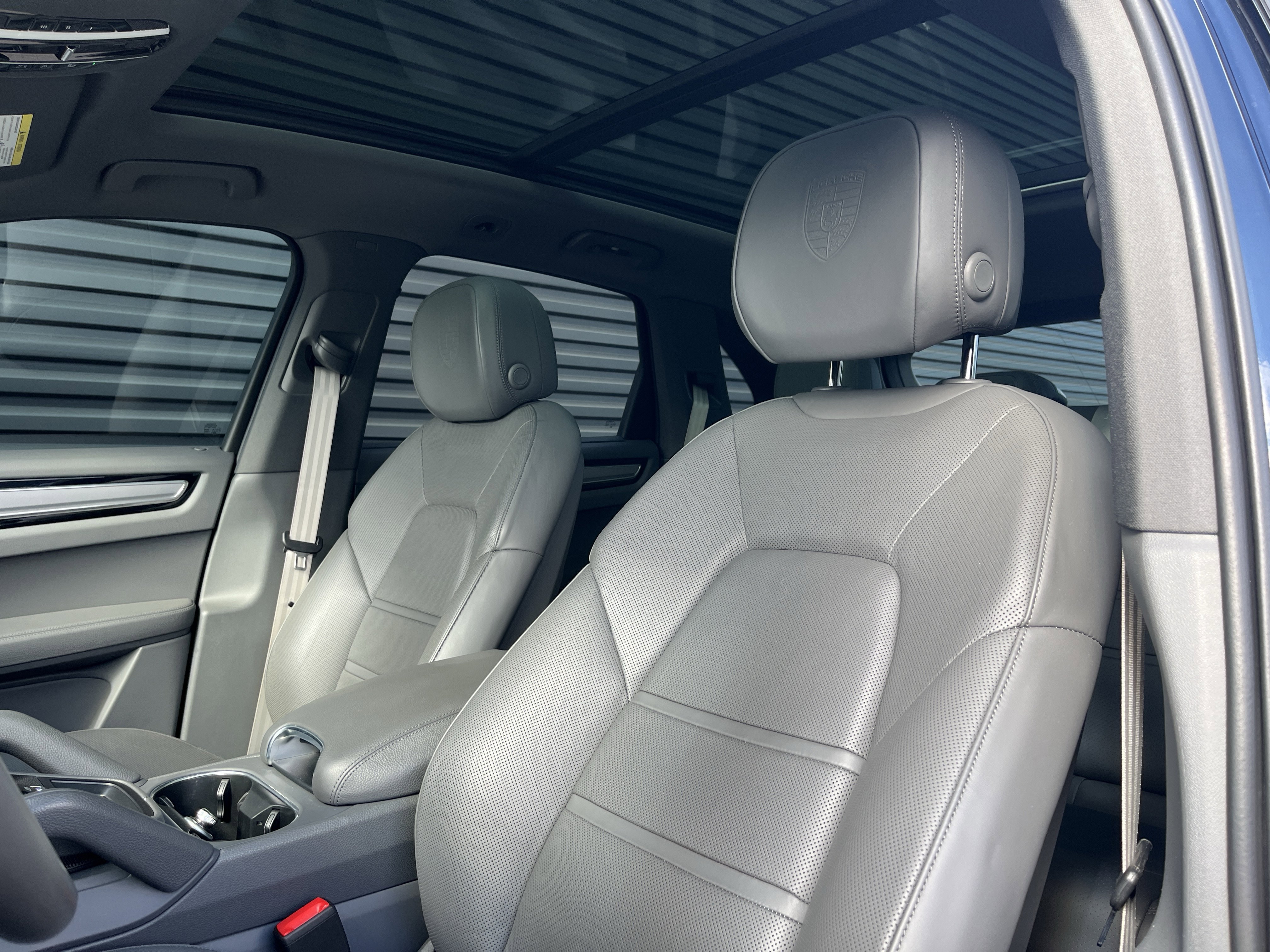 Certified 2022 Porsche Cayenne Platinum Edition image 5