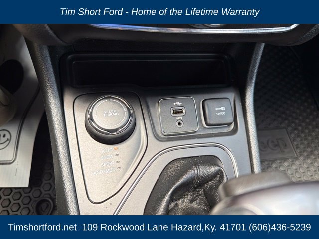 Used 2019 Jeep Cherokee Latitude Plus w/ Comfort/Convenience Group AWD/4WD image 11