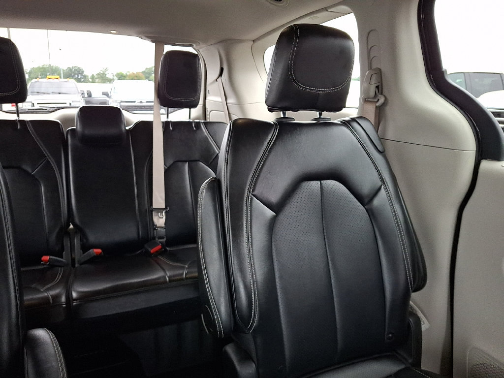 Used 2024 Chrysler Pacifica Touring-L FWD image 21