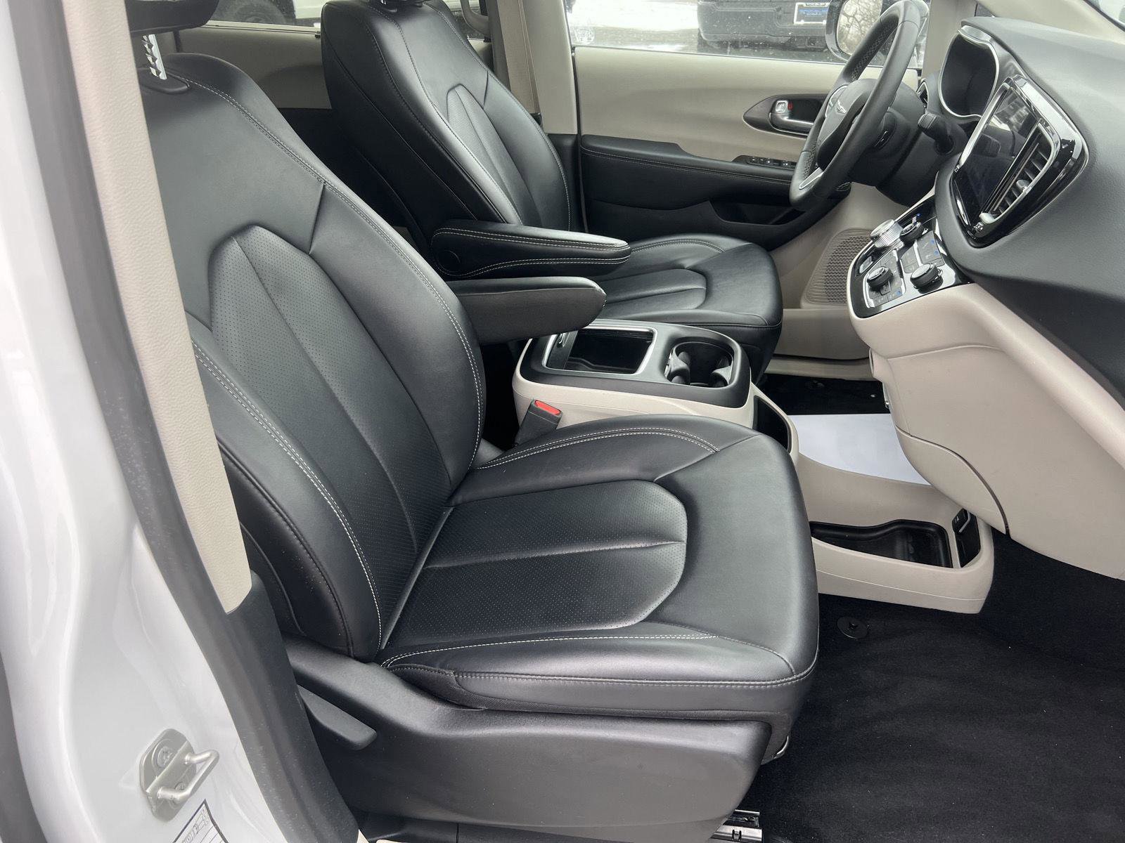 Used 2024 Chrysler Pacifica Touring-L image 36