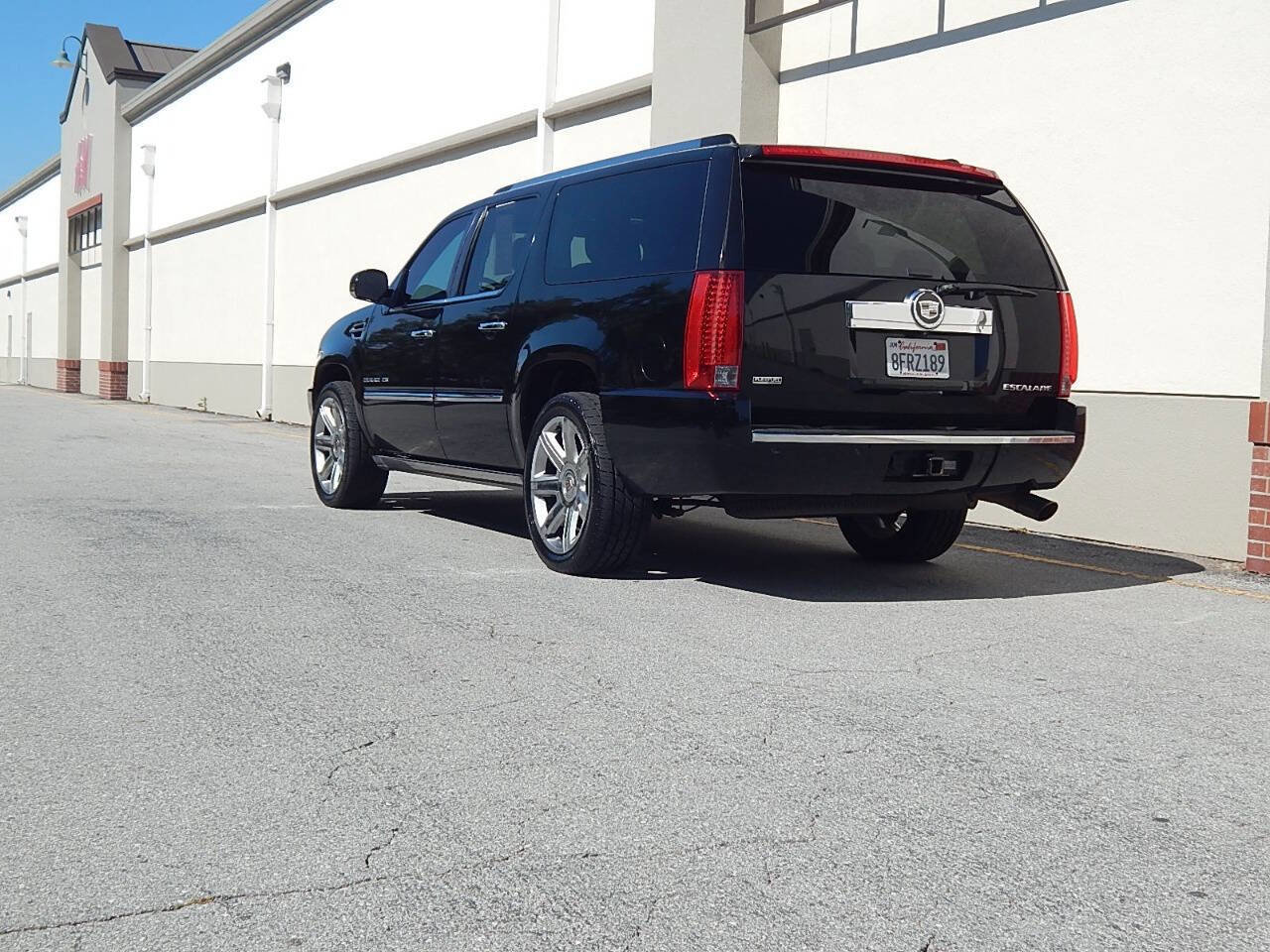 Used 2011 Cadillac Escalade ESV Premium image 5