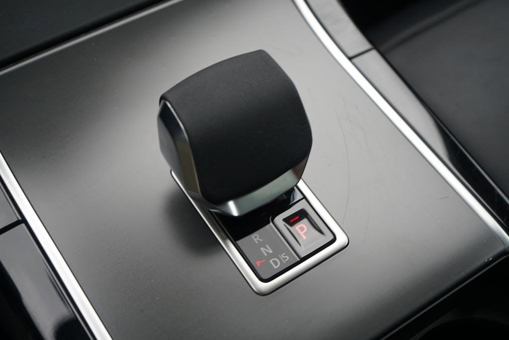 Used 2025 Land Rover Range Rover Velar Dynamic SE image 18