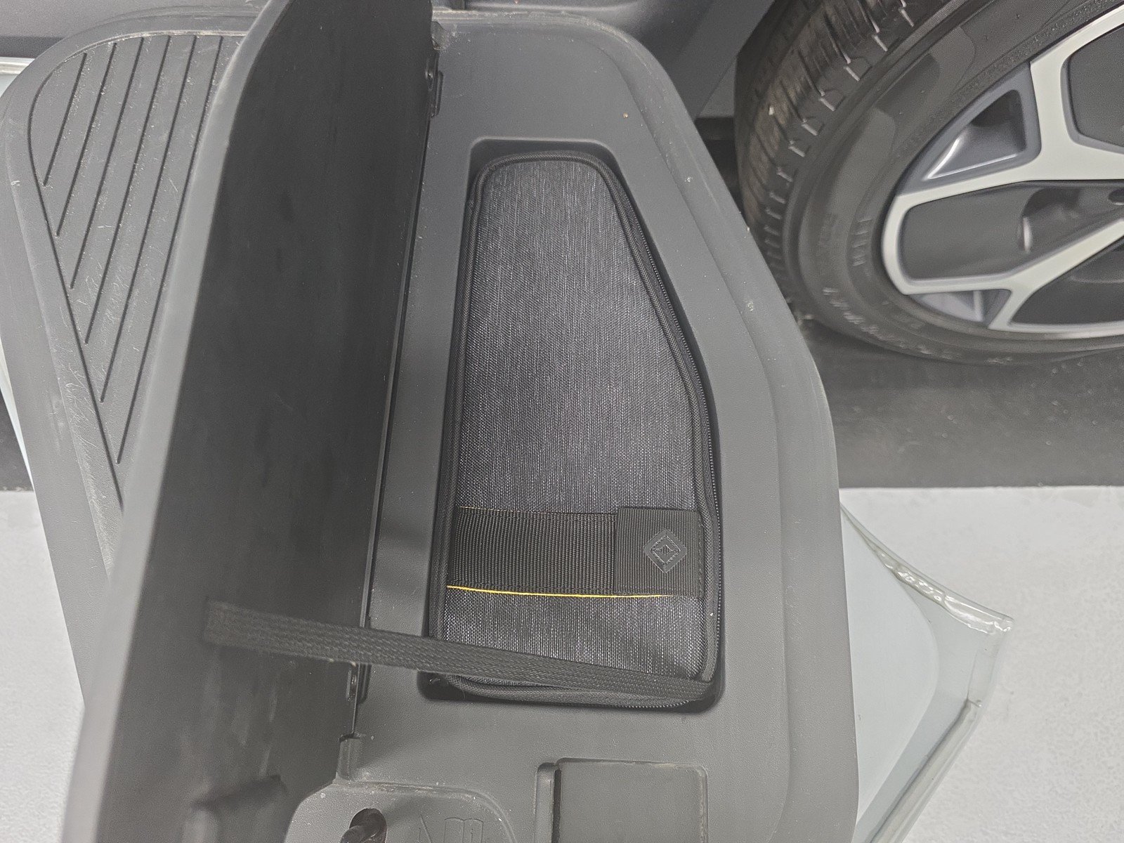 Used 2022 Rivian R1T Adventure AWD/4WD image 32