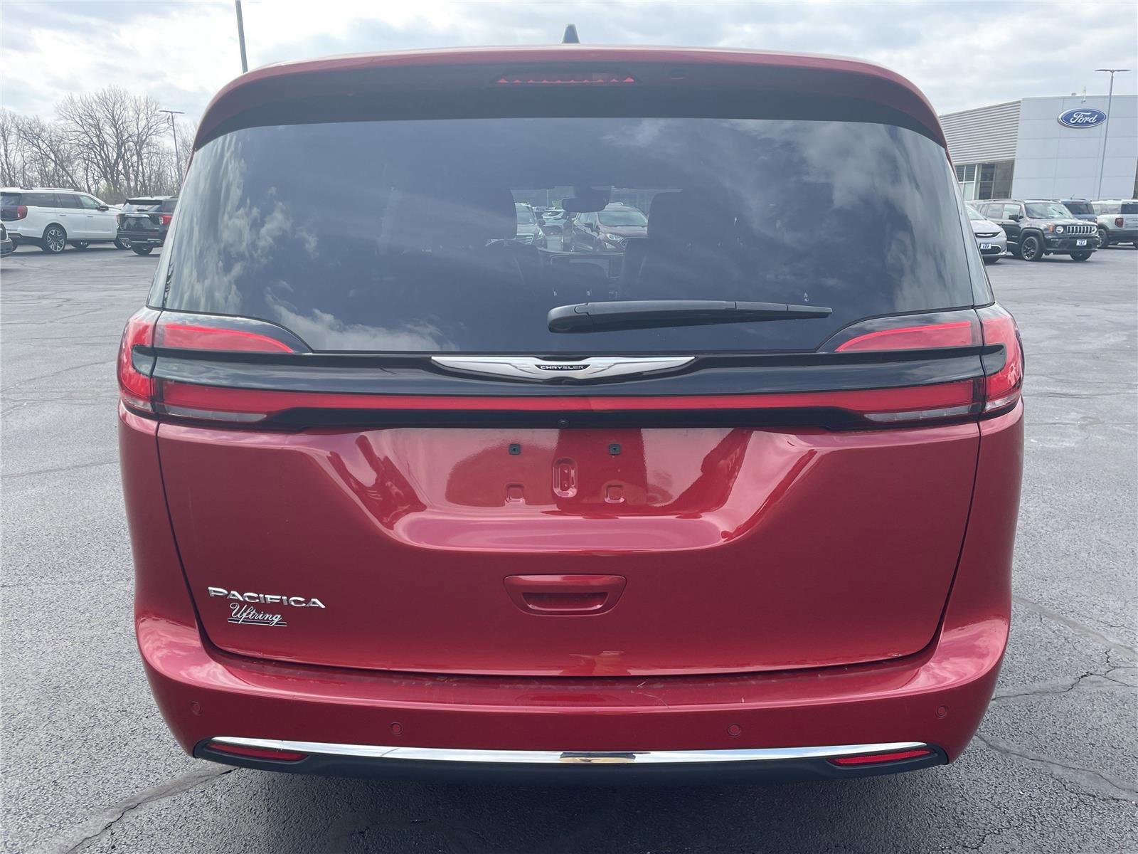 Used 2025 Chrysler Pacifica Select FWD image 4