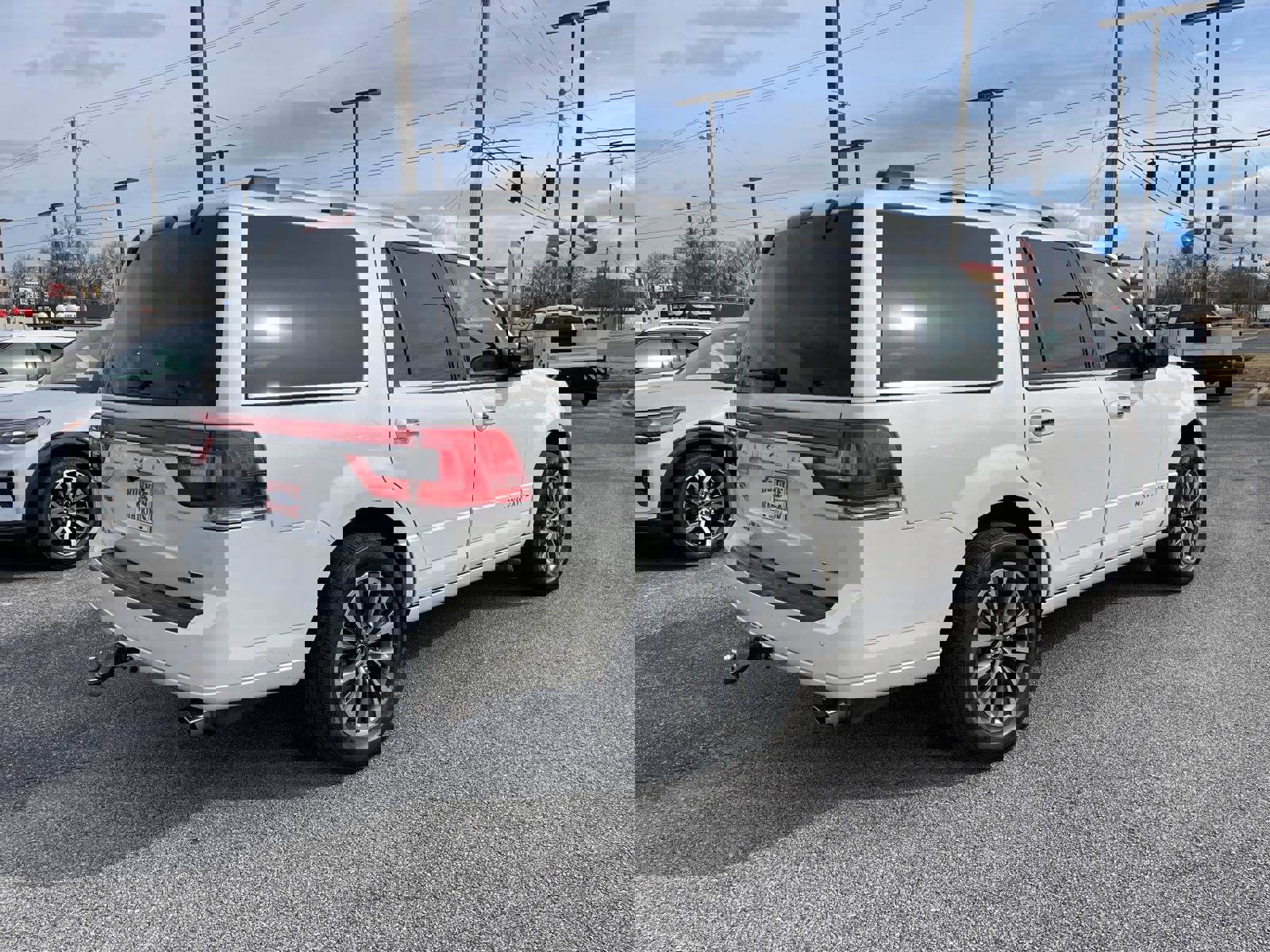 Used 2016 Lincoln Navigator Select image 4