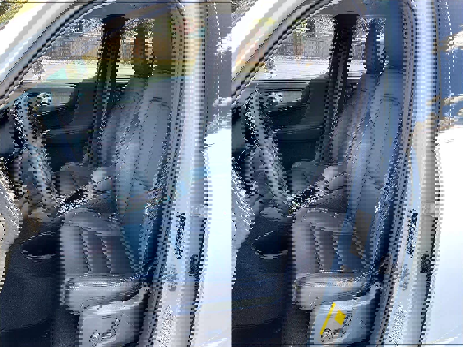 Used 2025 Volvo XC40 B5 Plus image 28