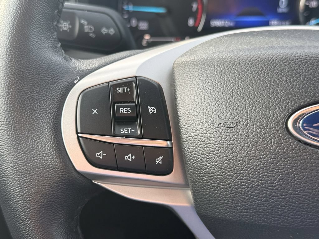 Used 2023 Ford Explorer XLT AWD/4WD image 35