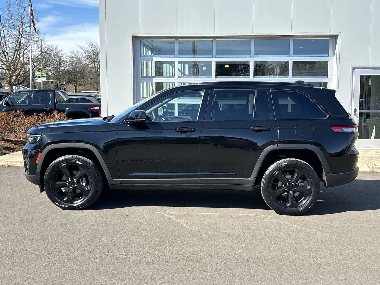 Certified 2023 Jeep Grand Cherokee Altitude AWD/4WD image 2
