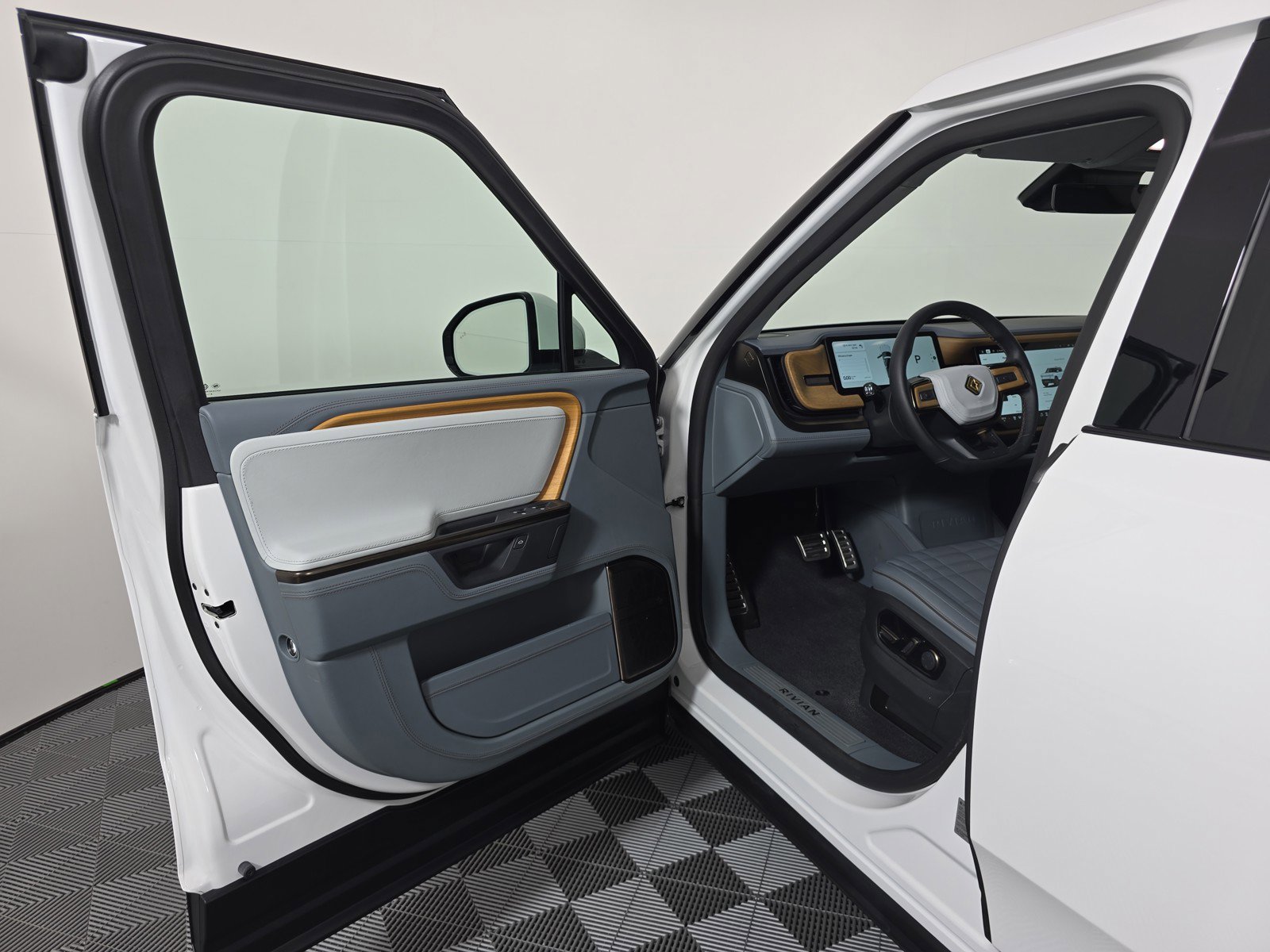 Used 2025 Rivian R1T Premium AWD/4WD image 16