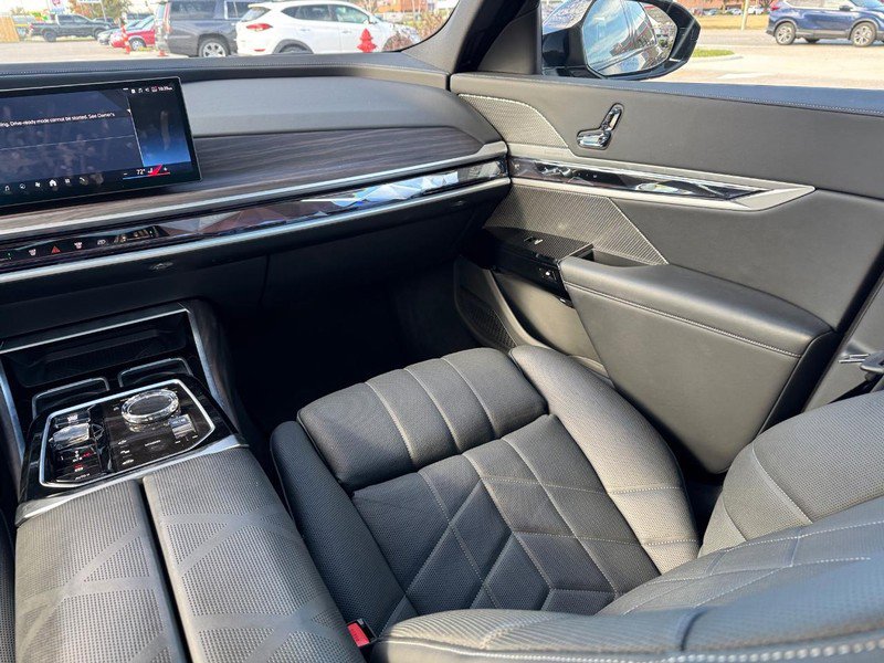Used 2023 BMW 760i xDrive image 14