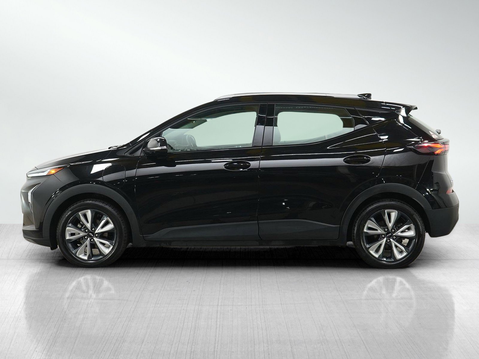 Used 2022 Chevrolet Bolt EUV LT w/ Convenience Package image 2